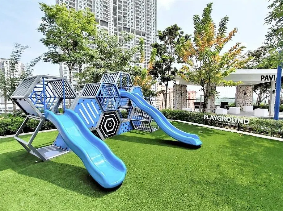 Infinity Pool, Urban Suites, Georgetown, 2 Car Parks By Star Home George Town