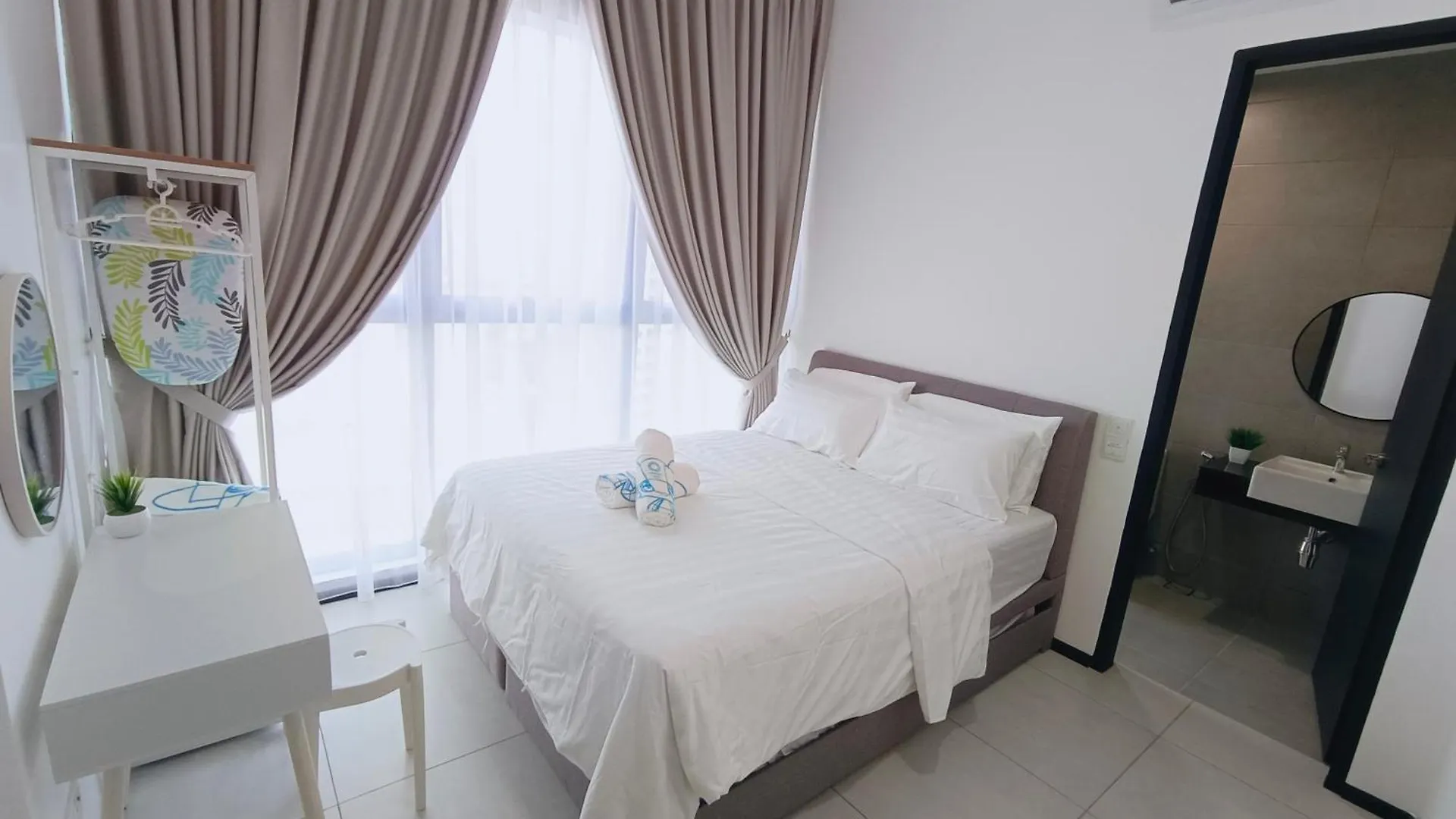 Infinity Pool, Urban Suites, Georgetown, 2 Car Parks By Star Home 0*, George Town