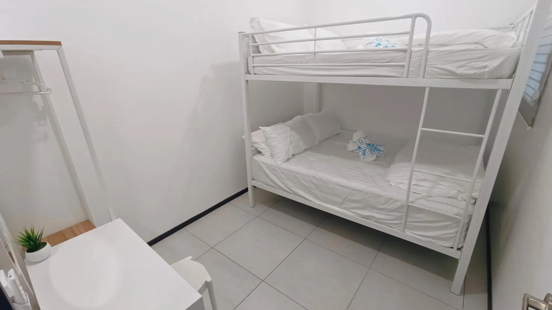 Infinity Pool, Urban Suites, Georgetown, 2 Car Parks By Star Home George Town