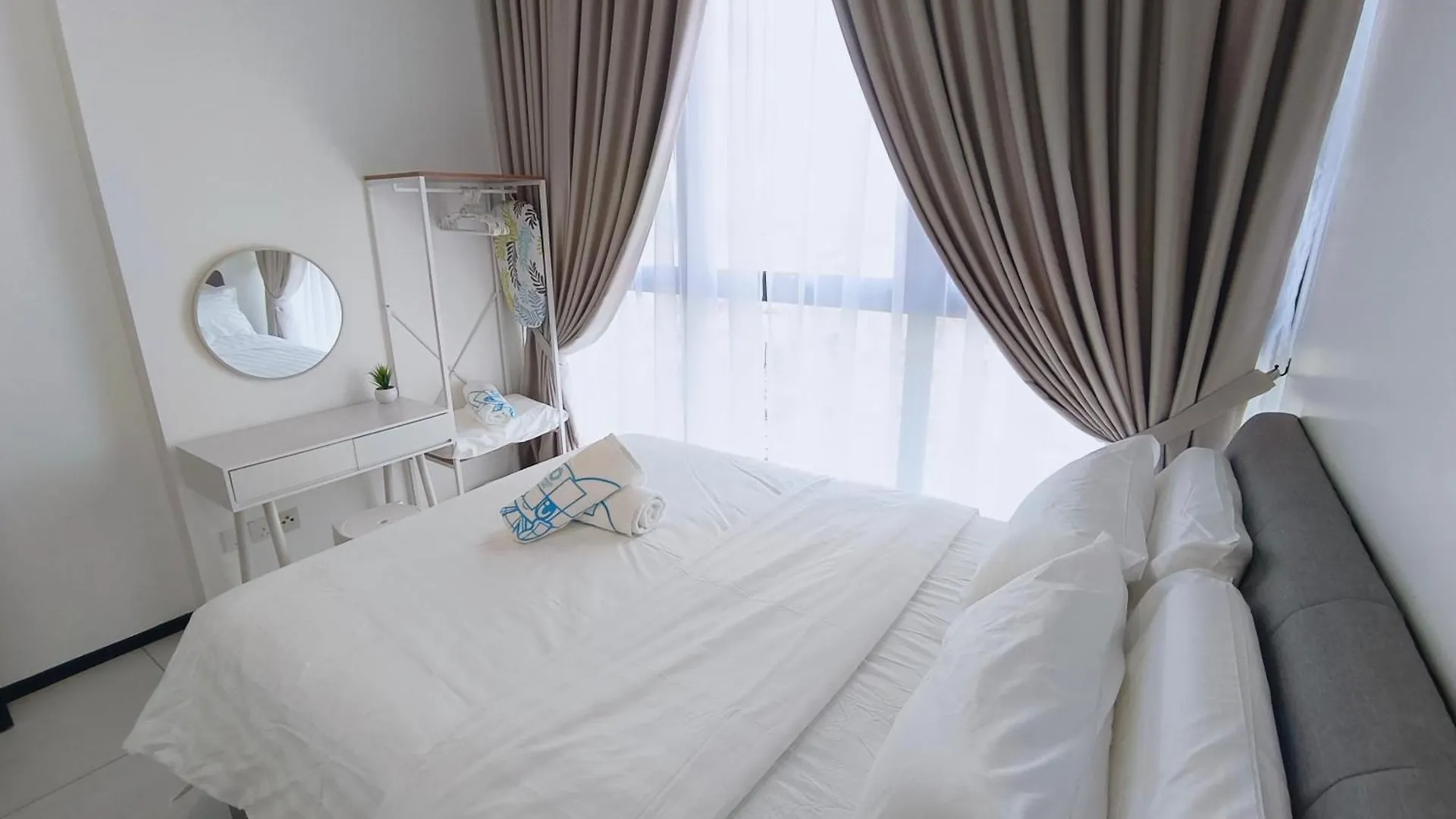 Infinity Pool, Urban Suites, Georgetown, 2 Car Parks By Star Home George Town